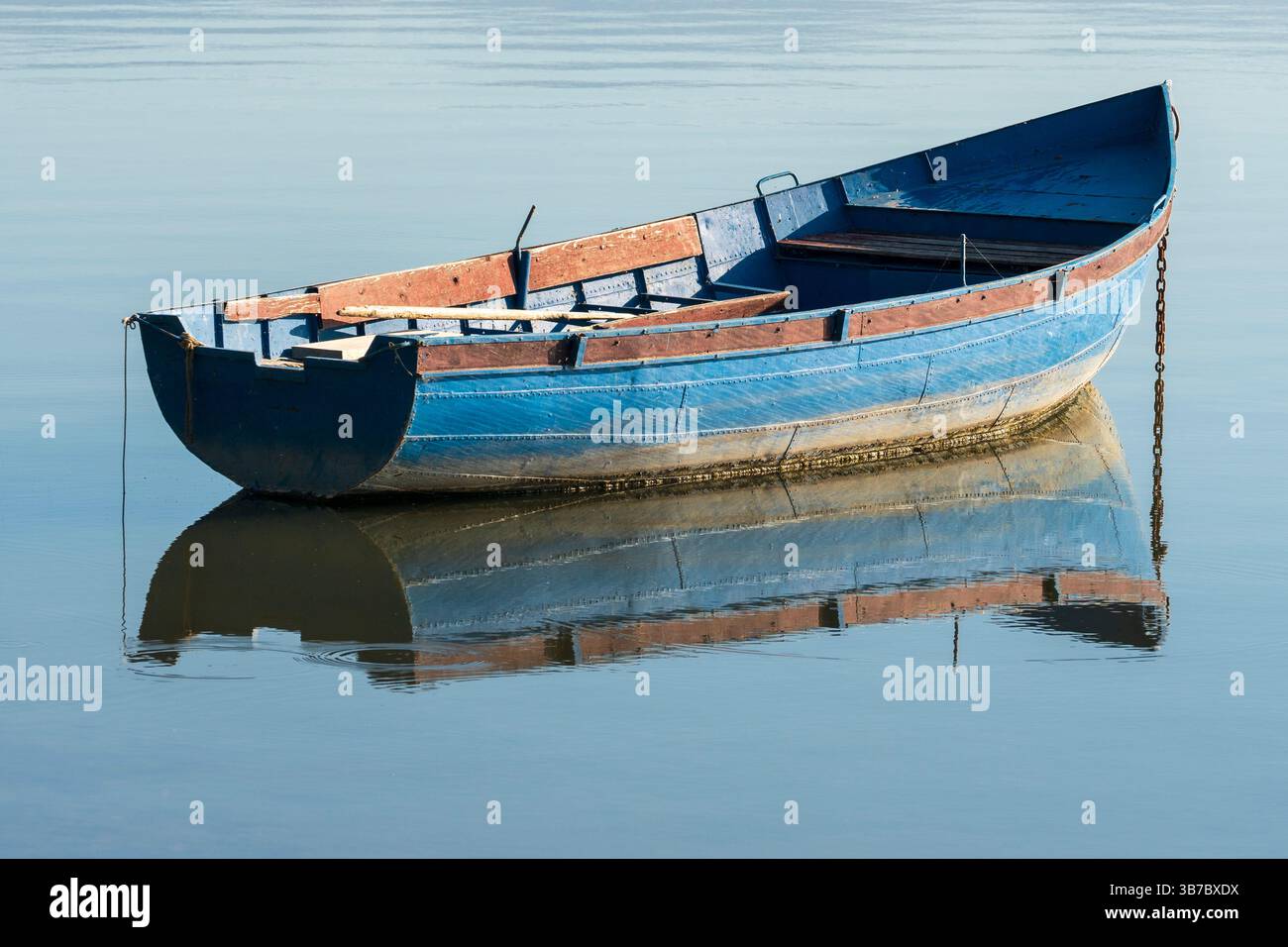 Repos matinal – réflexion de bateau de pêche en bois Banque D'Images