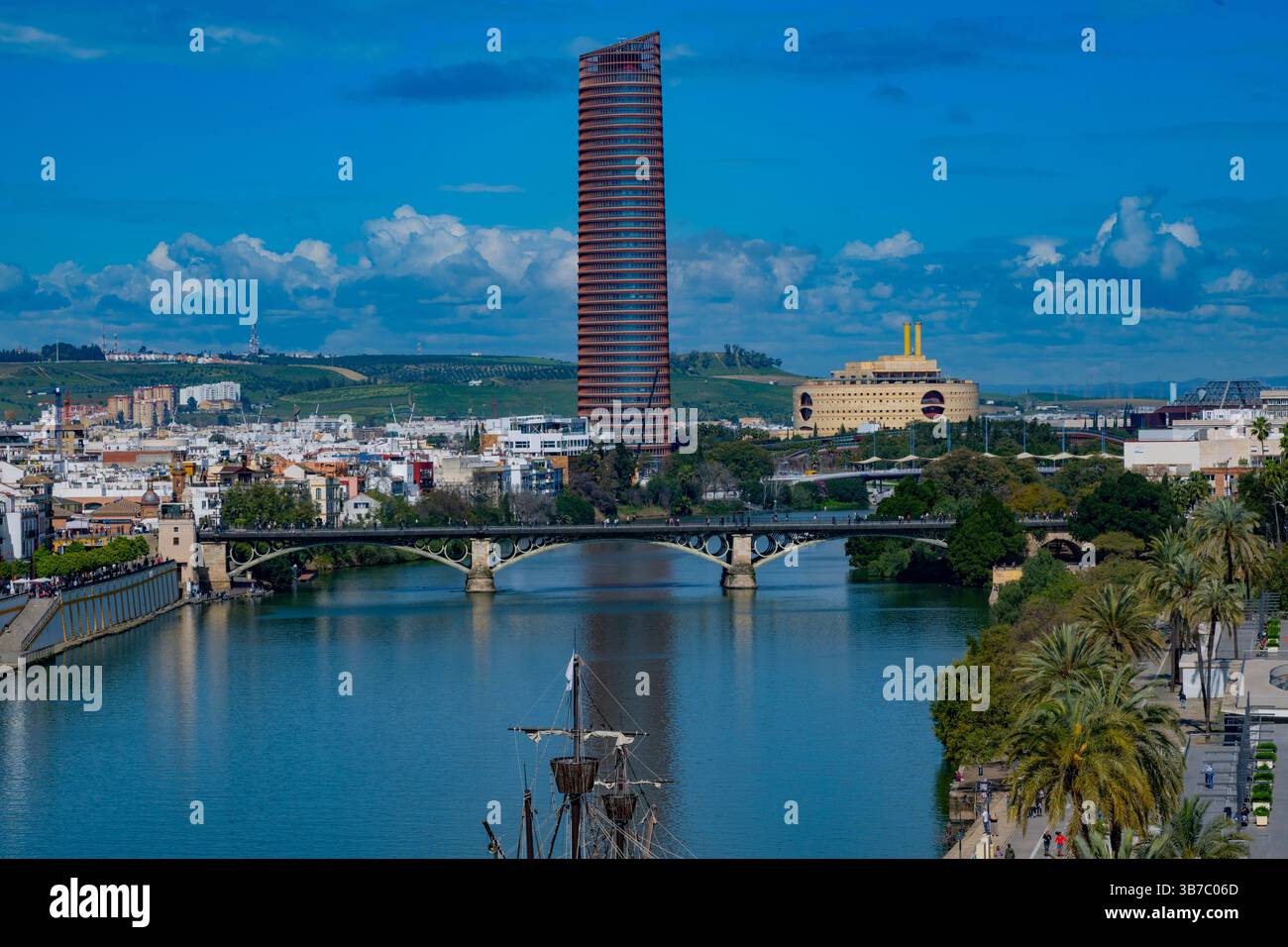La Tour Cajasol avec le pont Triana traversant la rivière Guadalquivir à Séville, Andalousie, Espagne Banque D'Images