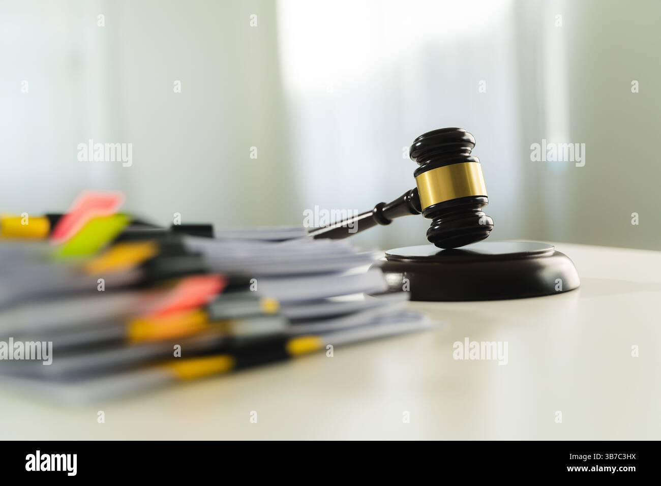 marteau et documents juridiques empilés livres droit dans une bibliothèque sur des documents juridiques Banque D'Images