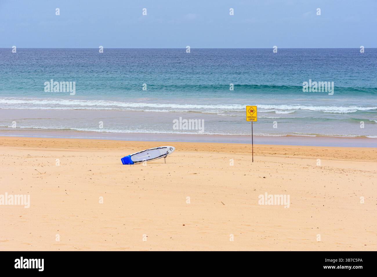 Panneau d'information surf Lifesaver indiquant Dangerous Current, Queenscliff Beach, Manly, Nouvelle-Galles du Sud, Australie Banque D'Images