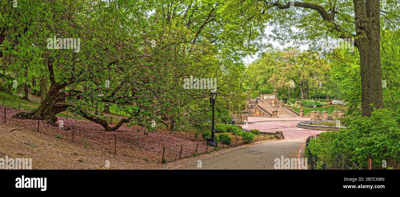 Bethesda Terrace et fontaine sont deux éléments architecturaux surplombant le lac à New York City's Central Park. Banque D'Images