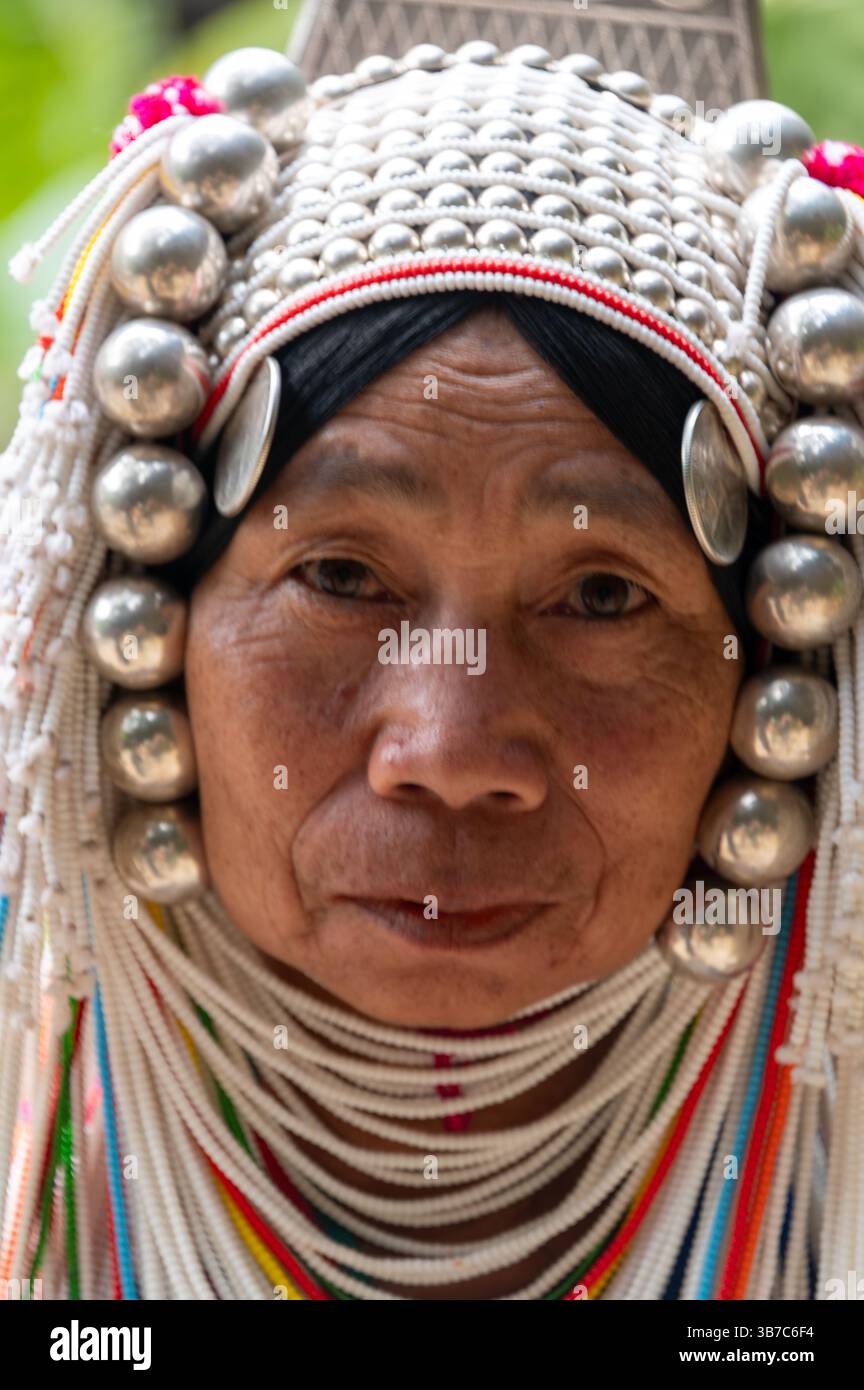 Une femme portant sa robe de tête distinctive et en robe complète est membre de la tribu/communauté des collines Akha, vivant dans les provinces de Chiang mai Banque D'Images