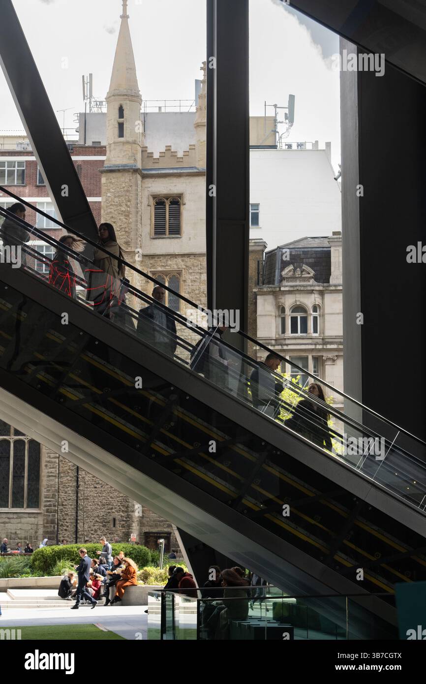 Les gens montent sur un escalier roulant au Leadenhall Building à Londres, au Royaume-Uni. Banque D'Images