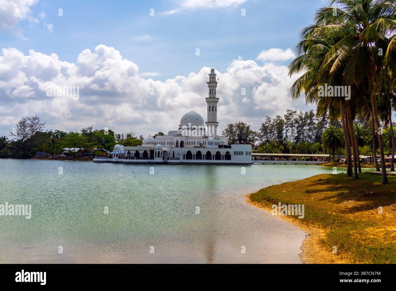 La mosquée Tengku Tengah Zaharah ou Mosquée flottante est la première véritable mosquée flottante en Malaisie. Il est situé dans la lagune de Kuala Ibai près de la es Banque D'Images