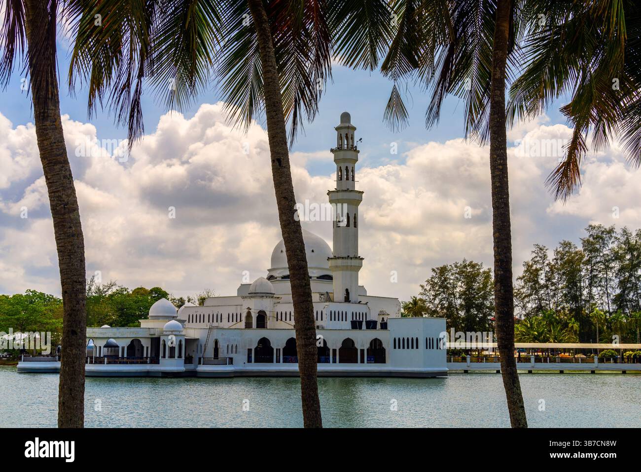 La mosquée Tengku Tengah Zaharah ou Mosquée flottante est la première véritable mosquée flottante en Malaisie. Il est situé dans la lagune de Kuala Ibai près de la es Banque D'Images