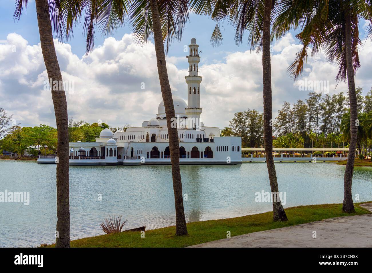 La mosquée Tengku Tengah Zaharah ou Mosquée flottante est la première véritable mosquée flottante en Malaisie. Il est situé dans la lagune de Kuala Ibai près de la es Banque D'Images