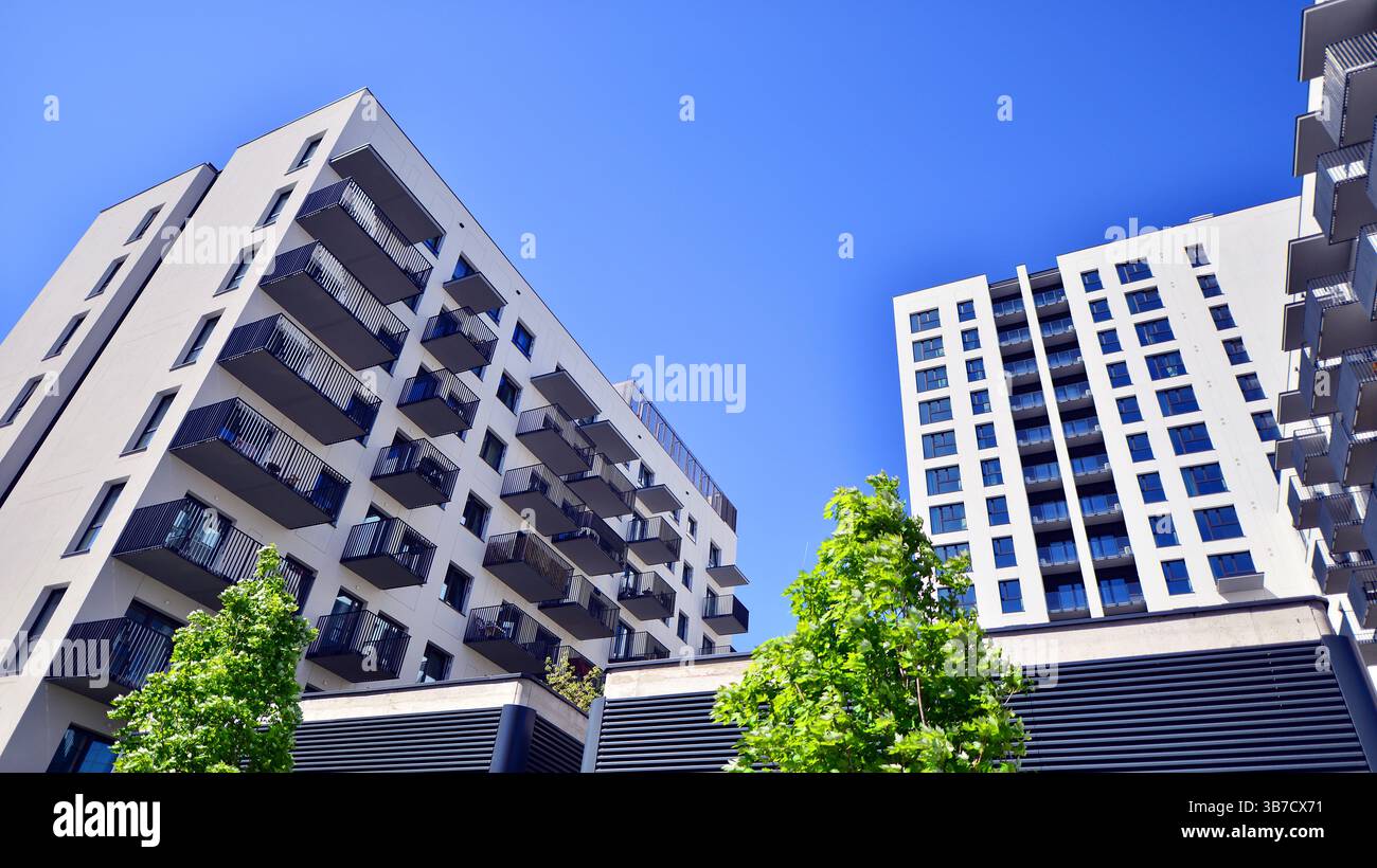 Immeuble d'appartements ECO économisant l'énergie et l'air frais. Bloc moderne d'appartements dans la zone verte, appartement résidentiel et complexe de maisons de luxe. Banque D'Images
