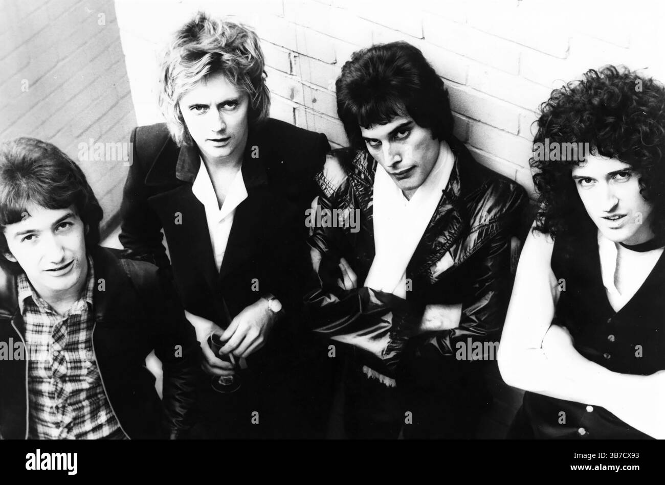 Le groupe de rock Queen en 1977 (News of the World). De gauche à droite ; John Deacon, Roger Taylor, Freddie Mercury, et Brian May - auteur Christopher Hopper, distribué par Elektra Records USA Banque D'Images