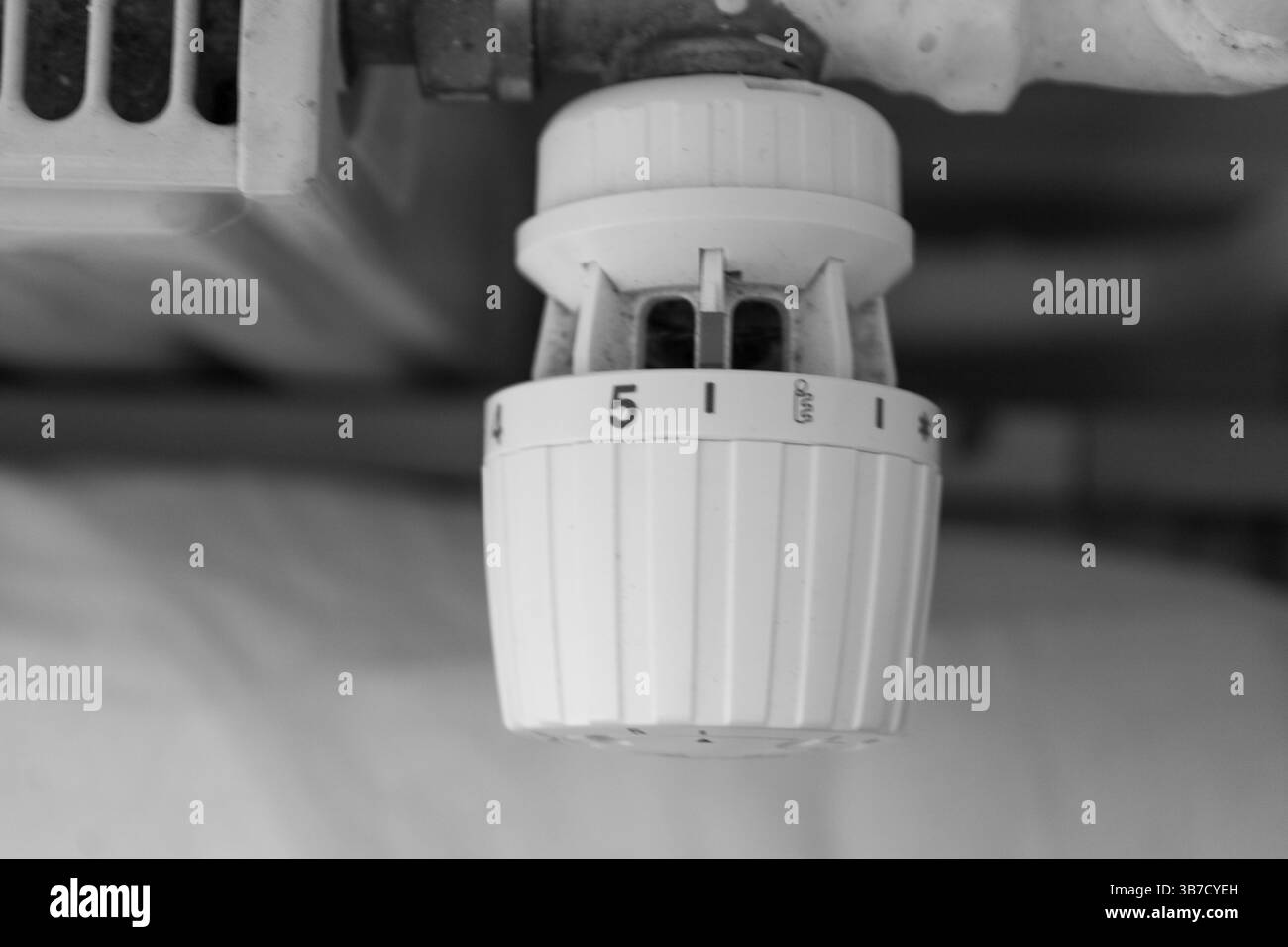 Espace intérieur moderne et propre avec une pièce bien éclairée avec des éléments de design fonctionnels. L'image met en valeur un couloir minimaliste et une salle de bains Banque D'Images