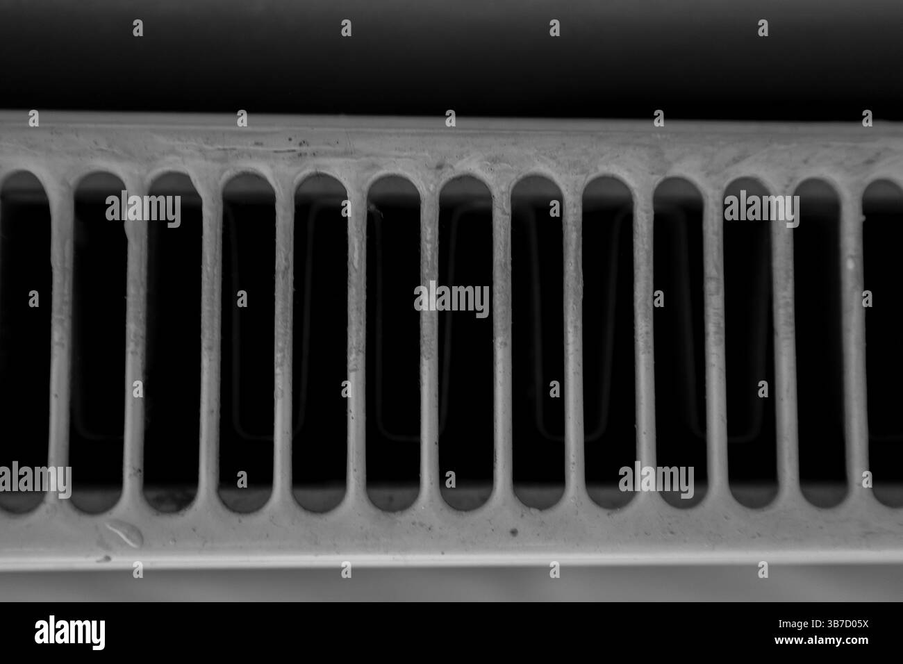 Espace intérieur moderne et propre avec une pièce bien éclairée avec des éléments de design fonctionnels. L'image met en valeur un couloir minimaliste et une salle de bains Banque D'Images