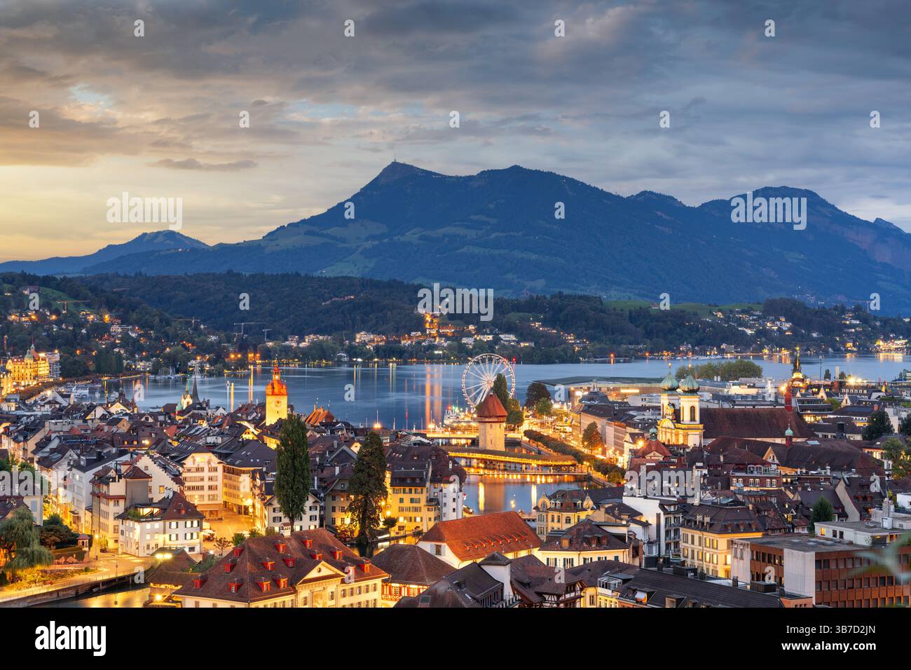 Lucern, Suisse vue sur la rivière Ruess au crépuscule. Banque D'Images