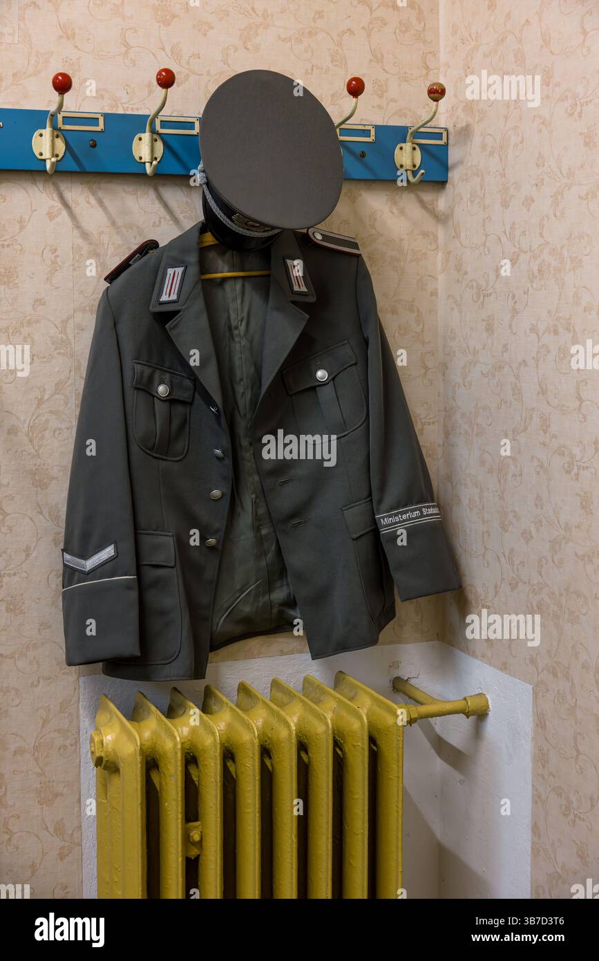 Échos de surveillance – ancien uniforme de la police de la Stasi, Allemagne Banque D'Images