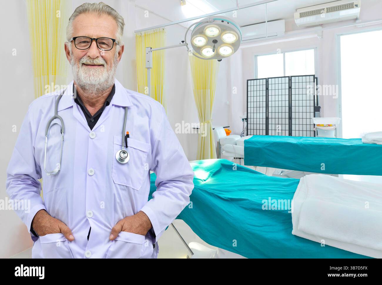 Médecin principal sur le fond de salle d'opération, concept de soins de santé et de traitement de médecine des patients Banque D'Images