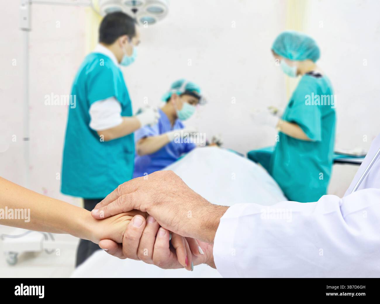 Mains amicales du médecin masculin tenant la main féminine pour l'encouragement et l'empathie. Encouragements et soutien de confiance, concept d'éthique médicale. salle d'opération bac Banque D'Images