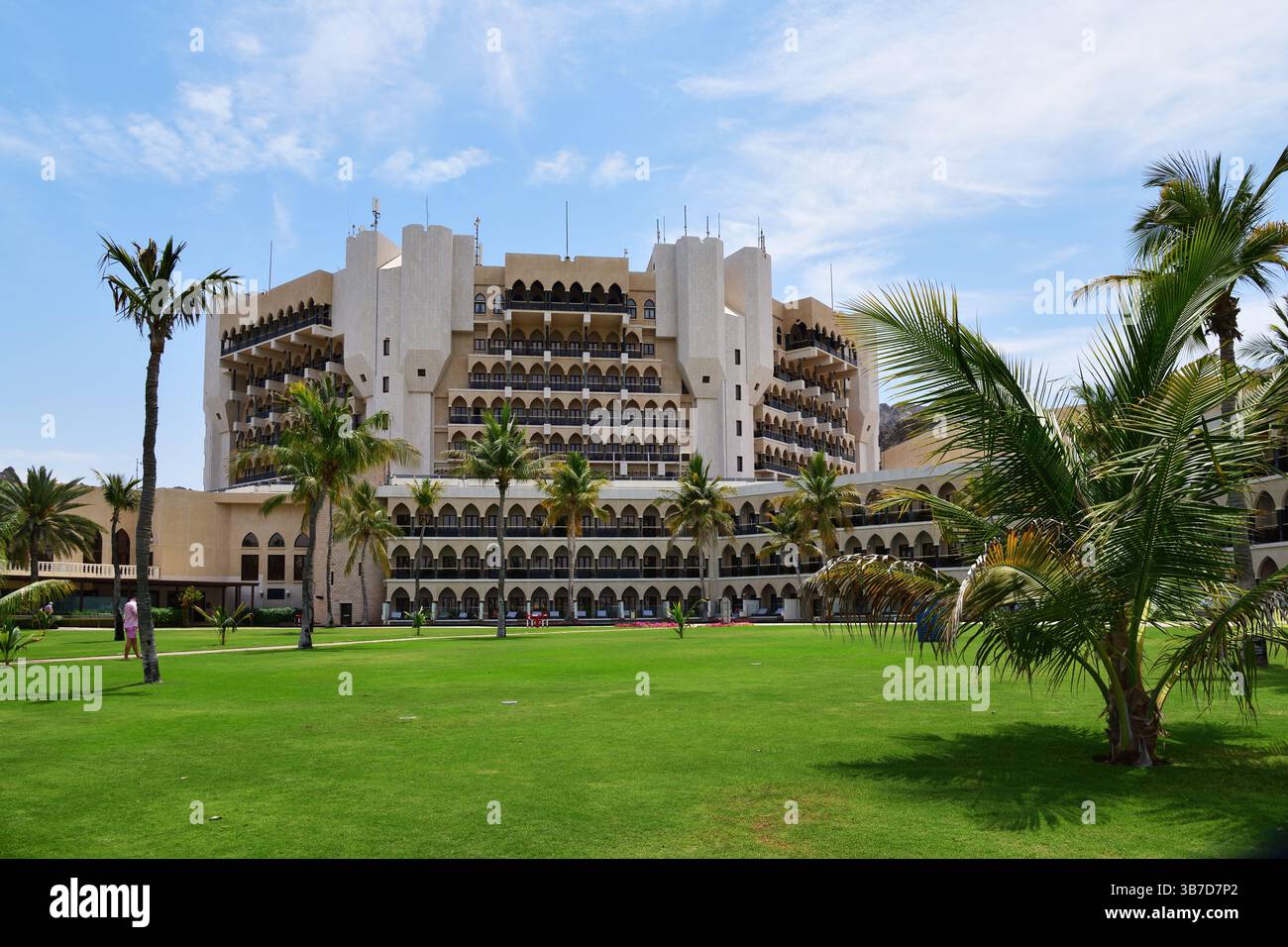 Muscat, Oman - 8 avril 2025 : construction du palais Al Bustan, un hôtel Ritz-Carlton. Beau palais avec des installations étonnantes - restaurants, spa, piscines, Banque D'Images