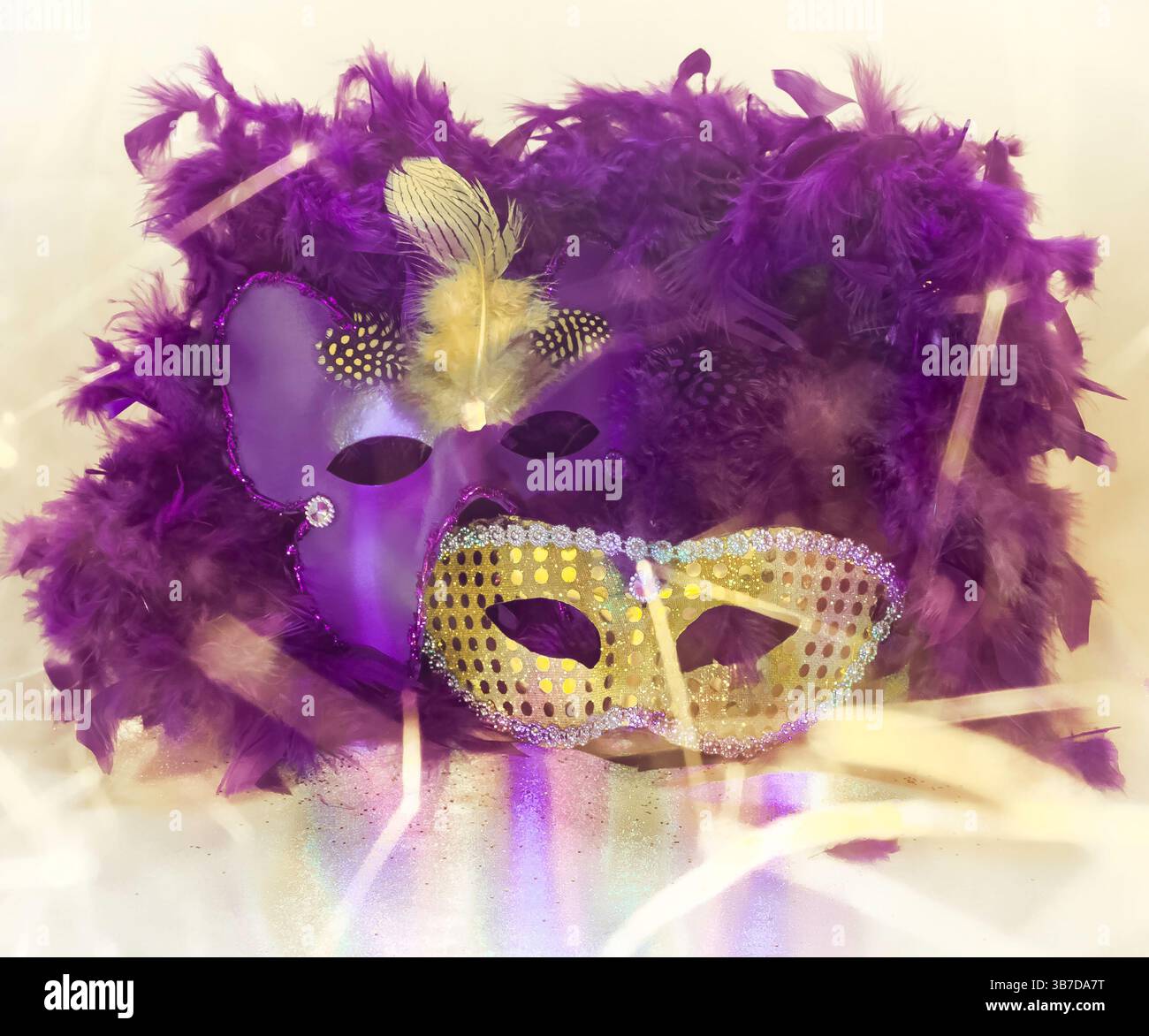Masques de carnaval violets et dorés avec boa en plumes et étincelles Banque D'Images