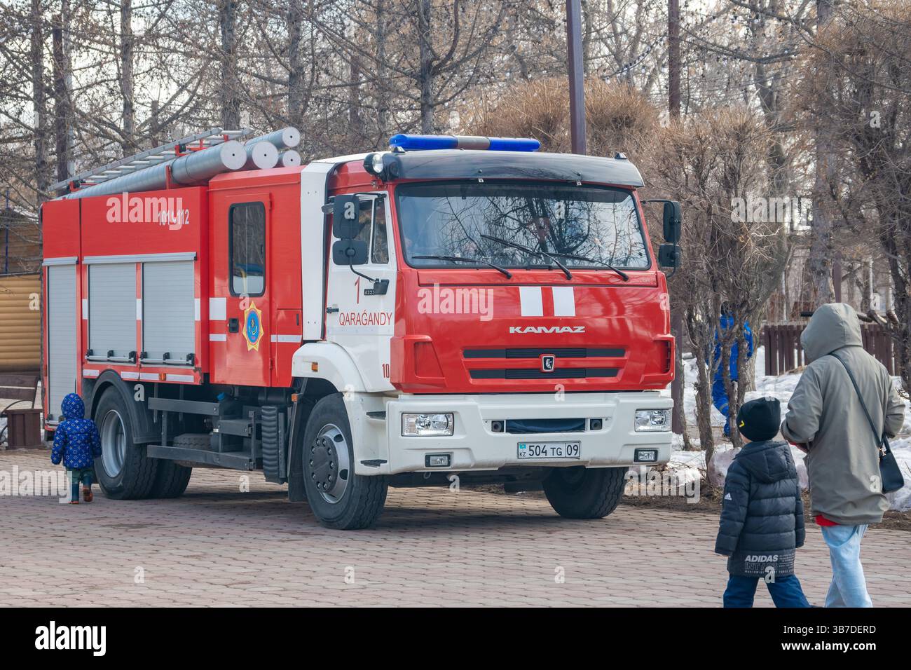 Karagandy, Kazakhstan, 21 mars 2025 : véhicule de pompiers dans le parc Banque D'Images