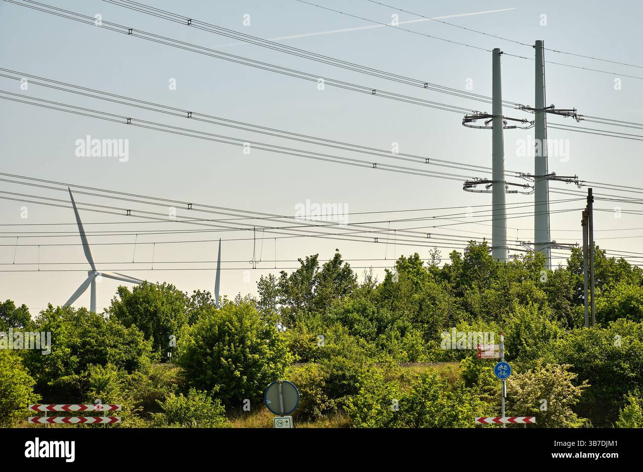 Les éoliennes à proximité des lignes électriques à haute tension en Zélande, aux pays-Bas, mettent en lumière les améliorations du réseau pour la transition énergétique néerlandaise. Banque D'Images