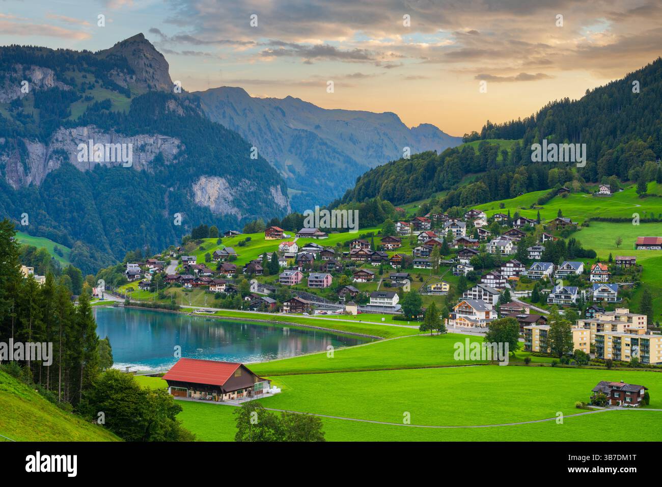 Engelberg, Suisse avec le lac Eugenisee et les alpes. Banque D'Images