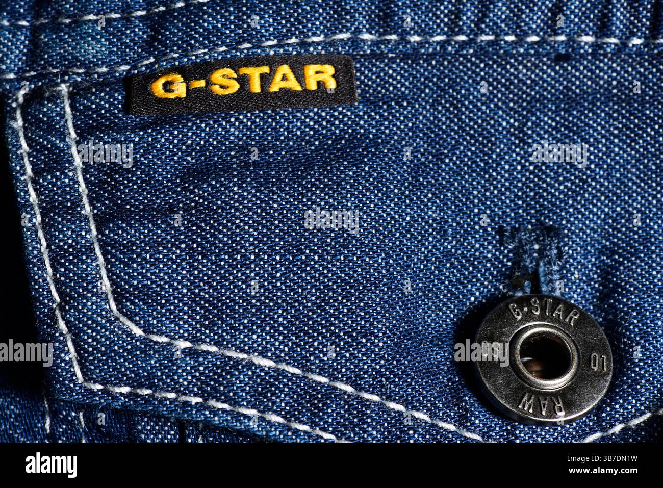 Étiquette G-Star et bouton sur la veste de Jean G-Star Raw gros plan Banque D'Images
