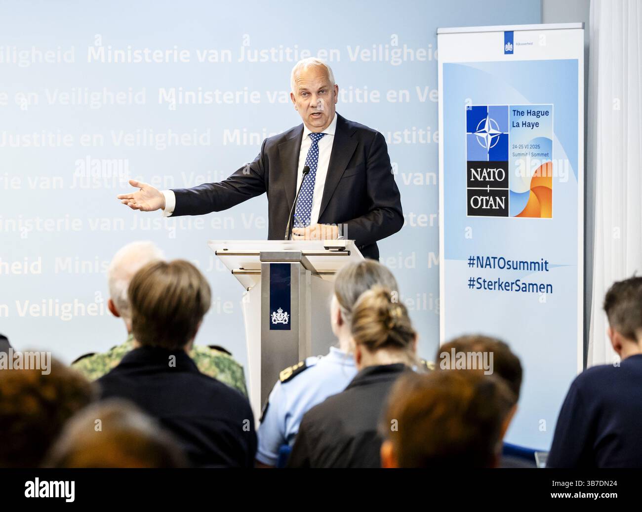 DEN HAAG - Pieter-Jaap Aalbersberg, Coordonnateur national pour la lutte contre le terrorisme et la sécurité (NCTV), lors d'un point de presse sur les mesures de sécurité entourant le Sommet de l'OTAN 2025 que les pays-Bas accueilleront les 24 et 25 juin. ANP REMKO DE WAAL pays-bas Out - belgique Out Banque D'Images DEN HAAG - Pieter-Jaap Aalbersberg, Coordonnateur national pour la lutte contre le terrorisme et la sécurité (NCTV), lors d'un point de presse sur les mesures de sécurité entourant le Sommet de l'OTAN 2025 que les pays-Bas accueilleront les 24 et 25 juin. ANP REMKO DE WAAL pays-bas Out - belgique Out Banque D'Images