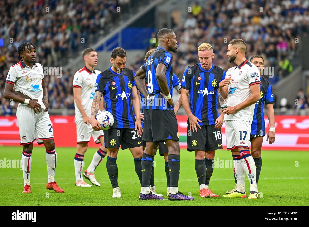 14 avril 2024, Milan, Null, Italie : Milan, Italie. 14 avril 2024. Hakan Calhanoglu (20 ans) de l'Inter a vu lors du match de Serie A entre l'Inter et Cagliari à Giuseppe Meazza à Milan. (Crédit image : © Gonzales photo/Gonzales photo via ZUMA Press) Banque D'Images
