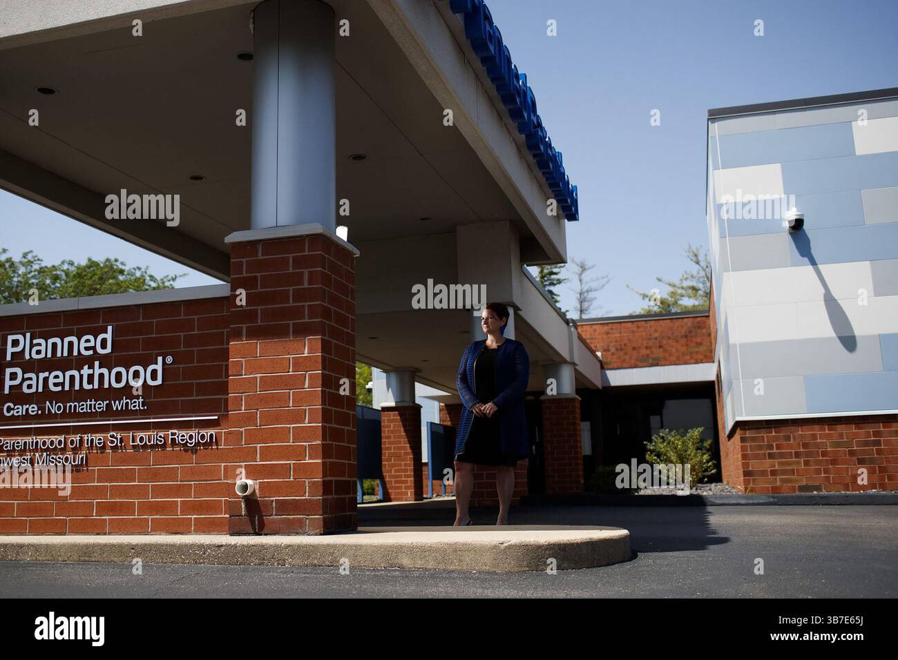 3 octobre 2022 : Dr Colleen McNicholas, médecin en chef des services de santé reproductive de Planned Parenthood de la région Louis et du sud-ouest du Missouri, se tient devant le centre de santé Planned Parenthood à Fairview Heights en juin. ''au cours des 100 derniers jours, j'ai pris soin de gens de partout au pays qui se sont rendus dans le sud de l'Illinois pour des soins d'avortement'', a-t-elle dit. (Crédit image : © Armando L. Sanchez/Chicago Tribune via ZUMA Press Wire) Banque D'Images