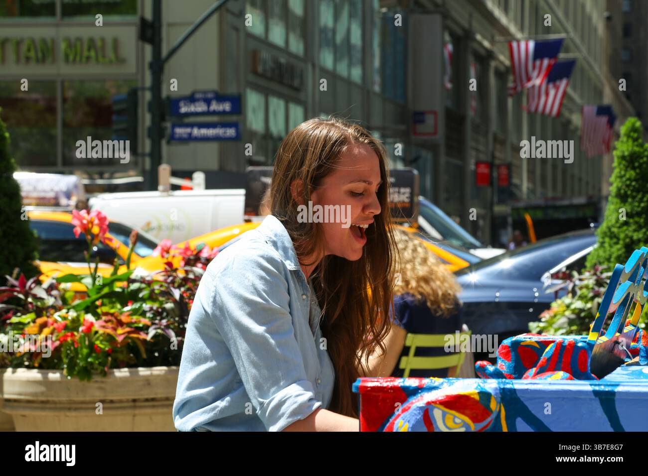 New York City, NY – 5 juin 2013 : Sing for Hope place des pianos colorés dans Herald Square, invitant le public à interagir avec la musique. Banque D'Images