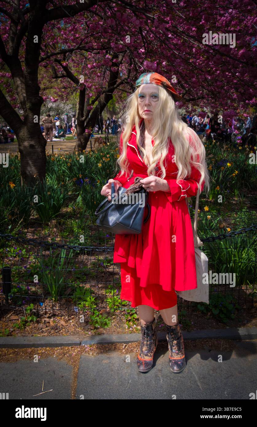 Une femme plus âgée avec un style personnel jeune dans Washington Square Park à Greenwich Village, Manhattan. Banque D'Images