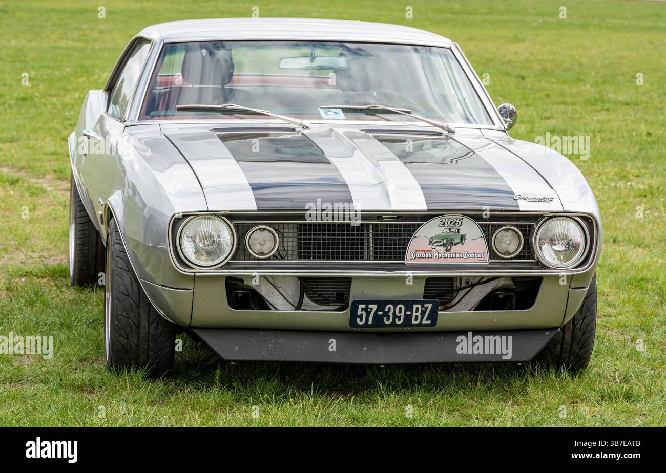 Tiel, pays-Bas, 04.05.2025, vue de face de la voiture de poney américaine classique Chevrolet Camaro 1ère génération chez Betuwse Fruitrit Banque D'Images