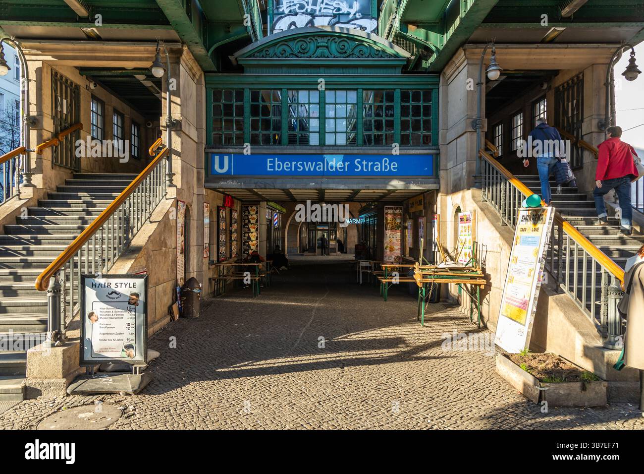 Entrée de la station de U-Bahn Eberswalder Straße à Berlin, Allemagne. Une station de métro historique et emblématique située sous une ligne de train surélevée. Berlin, Banque D'Images
