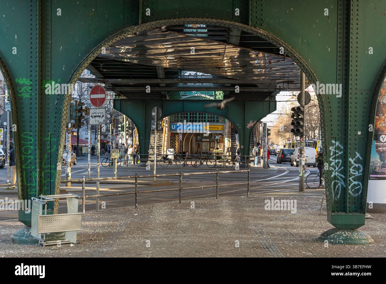 Vue sous un pont de U-Bahn surélevé à la station Eberswalder Straße à Berlin, Allemagne, montrant la vie urbaine, la circulation et la structure en acier vert. Berlin, Banque D'Images