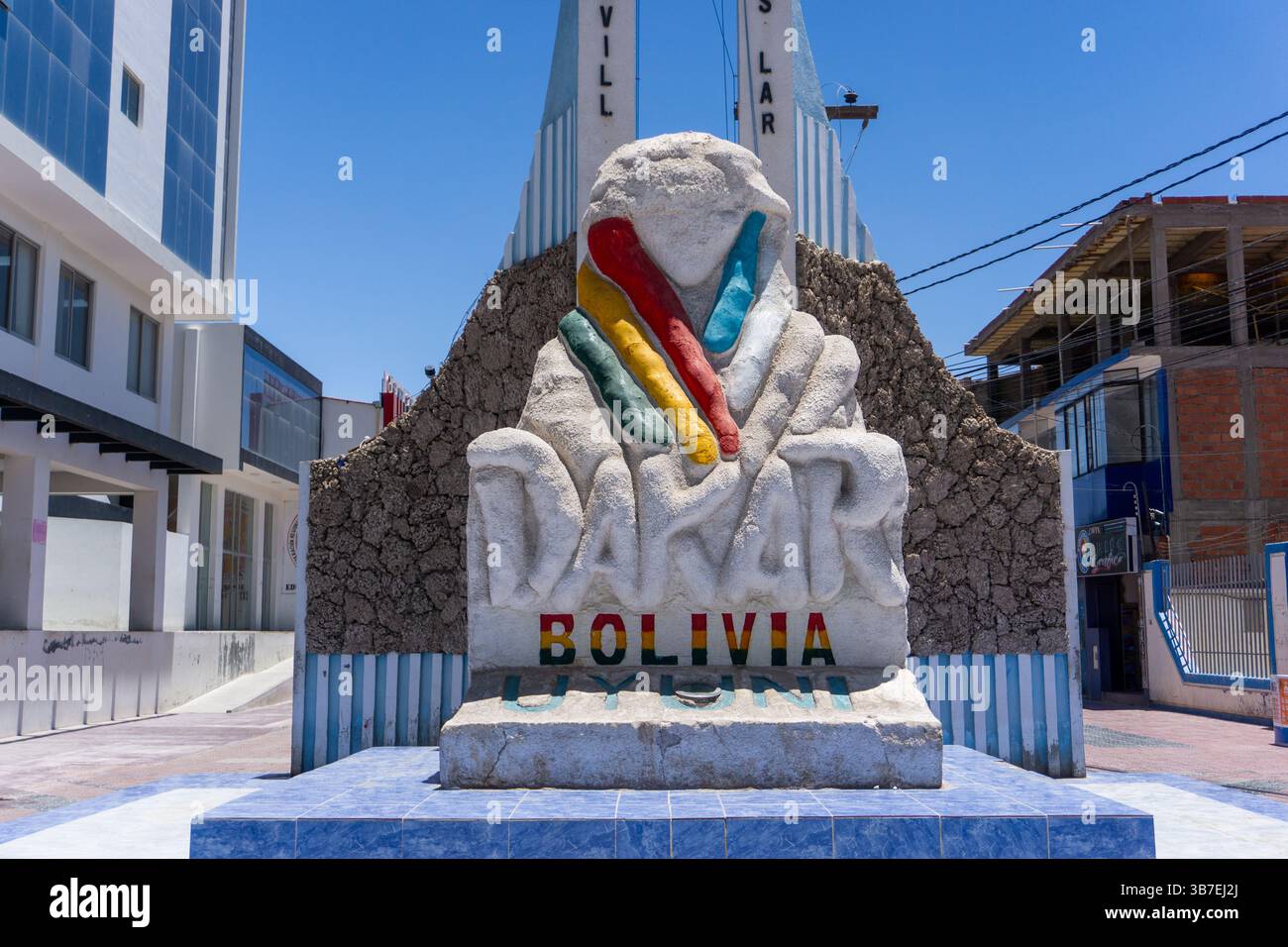 Monument urbain Dakar Bolivie sculpture dans la ville d'Uyuni Amérique du Sud avec des bâtiments ciel bleu et architecture typiquement bolivienne Banque D'Images