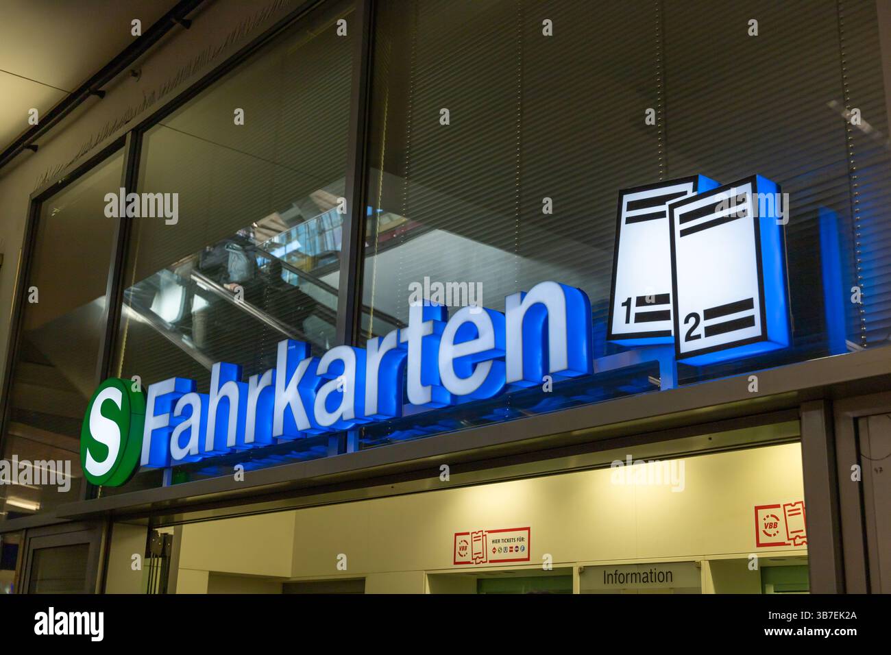 Panneau de billetterie 'Fahrkarten' dans une gare de Berlin avec texte illuminé et symboles pour l'achat de billets de train pour S-Bahn et tran régional Banque D'Images