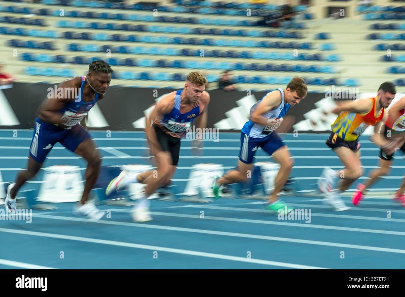 17 février 2024, Miramas, France : Kevin Mayer (deuxième de l) est vu au départ de l'heptathlon du 60m aux championnats de France d'athlétisme en salle au stade Métropole. Les championnats de France d’athlétisme en salle se tiendront les 17 et 18 février 2024 et réuniront les athlètes français dans une compétition qui pourra les aider à atteindre la qualification olympique mondiale. (Crédit image : © Laurent Coust/SOPA images via ZUMA Press Wire) Banque D'Images