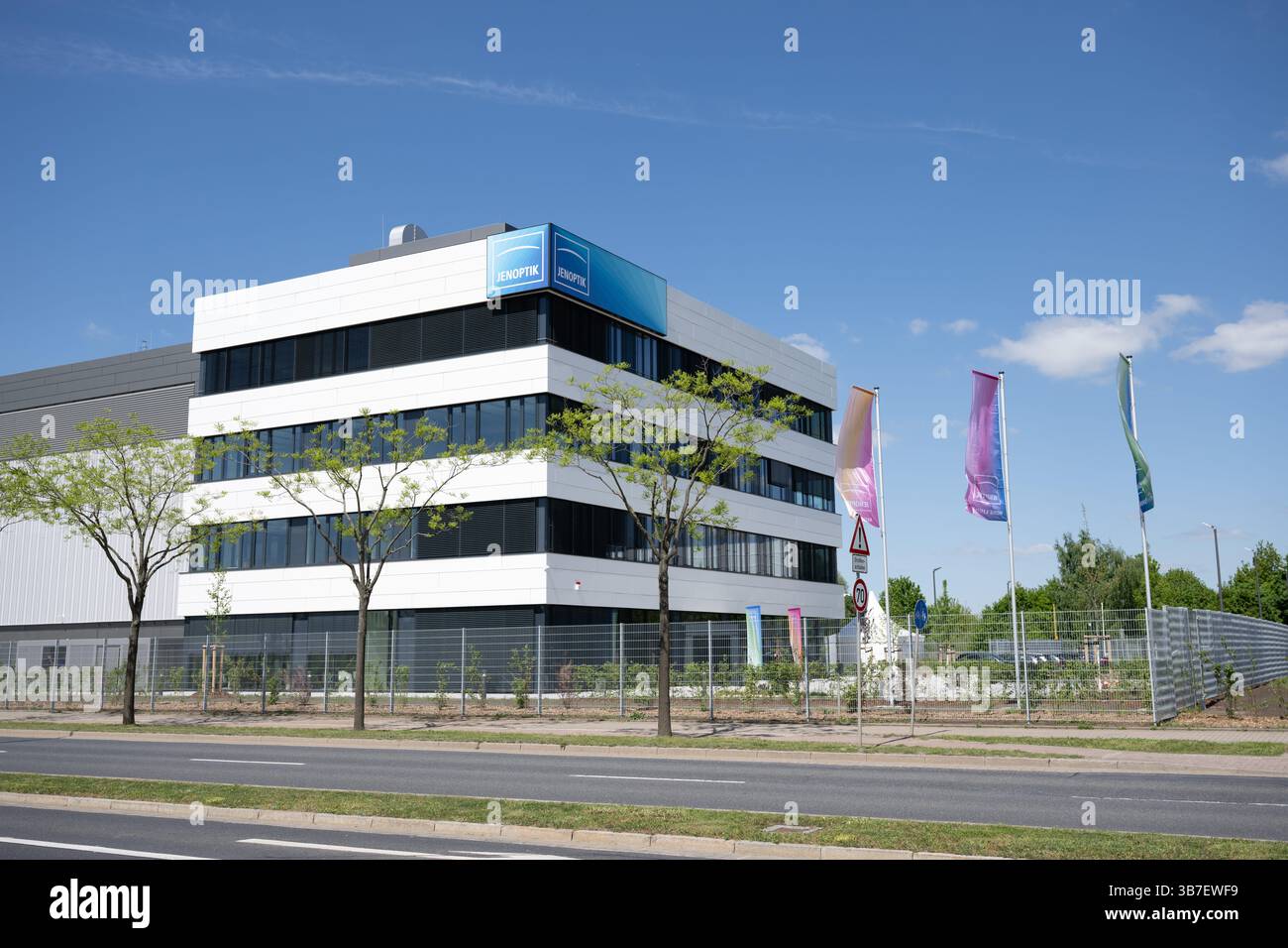 Dresde, Allemagne. 06 mai 2025. Des drapeaux avec le logo du groupe technologique Jenoptik volent devant la nouvelle Fab high-tech à l'occasion de l'ouverture. Après deux ans et demi de construction, le site de Dresde a été officiellement inauguré. Crédit : Sebastian Kahnert/dpa/Alamy Live News Banque D'Images