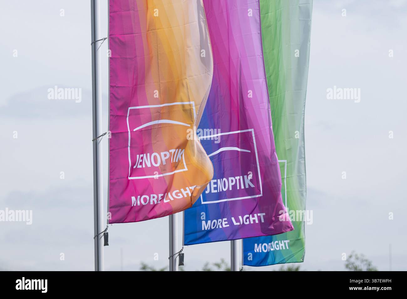 Dresde, Allemagne. 06 mai 2025. Des drapeaux avec le logo du groupe technologique Jenoptik volent devant la nouvelle Fab high-tech à l'occasion de l'ouverture. Après deux ans et demi de construction, le site de Dresde a été officiellement inauguré. Crédit : Sebastian Kahnert/dpa/Alamy Live News Banque D'Images