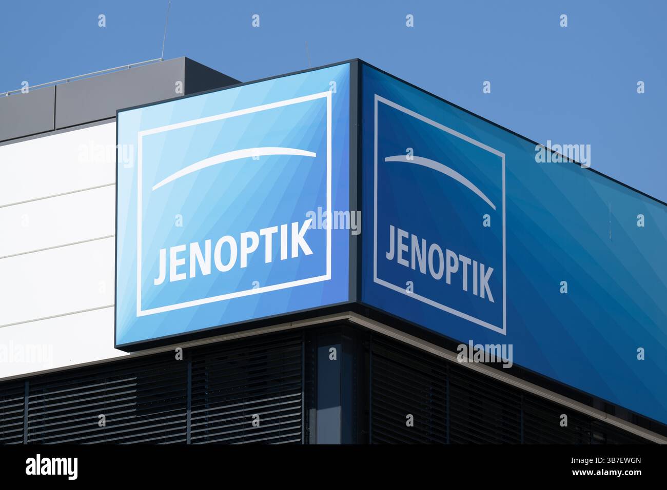 Dresde, Allemagne. 06 mai 2025. Le logo du groupe technologique Jenoptik sur la nouvelle Fab high-tech. Après deux ans et demi de construction, le site de Dresde a été officiellement inauguré. Crédit : Sebastian Kahnert/dpa/Alamy Live News Banque D'Images