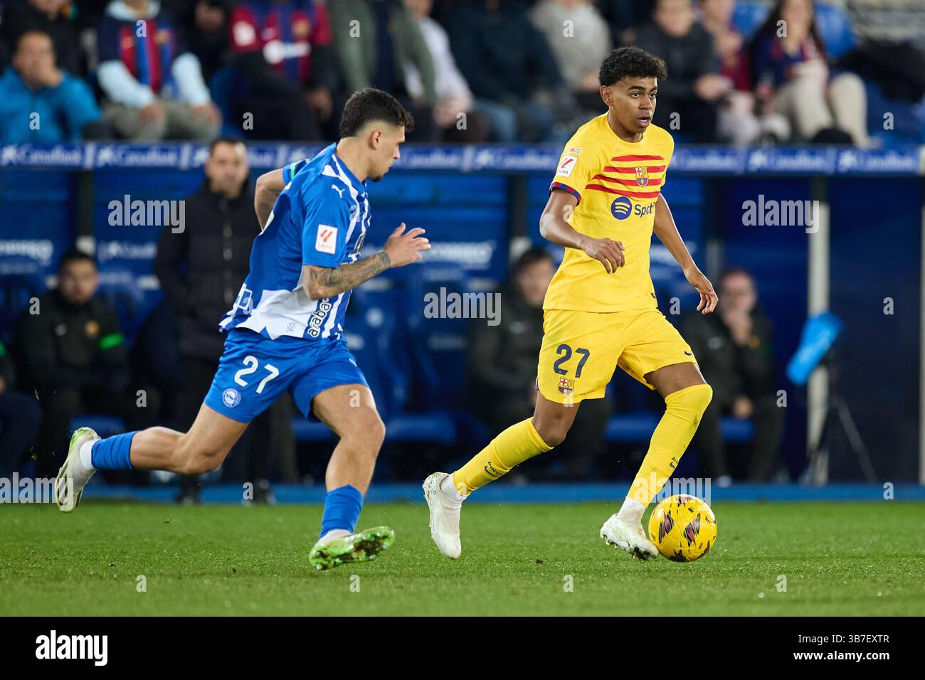 3 février 2024 : Lamine Yamal du FC Barcelone concourt pour le ballon avec Javi Lopez du Deportivo Alaves lors du match LaLiga EA Sports entre le Deportivo Alaves et le FC Barcelone à Mendizorrotza le 3 février 2024, à Vitoria, en Espagne. (Crédit image : © Ricardo Larreina/AFP7 via ZUMA Press Wire) Banque D'Images
