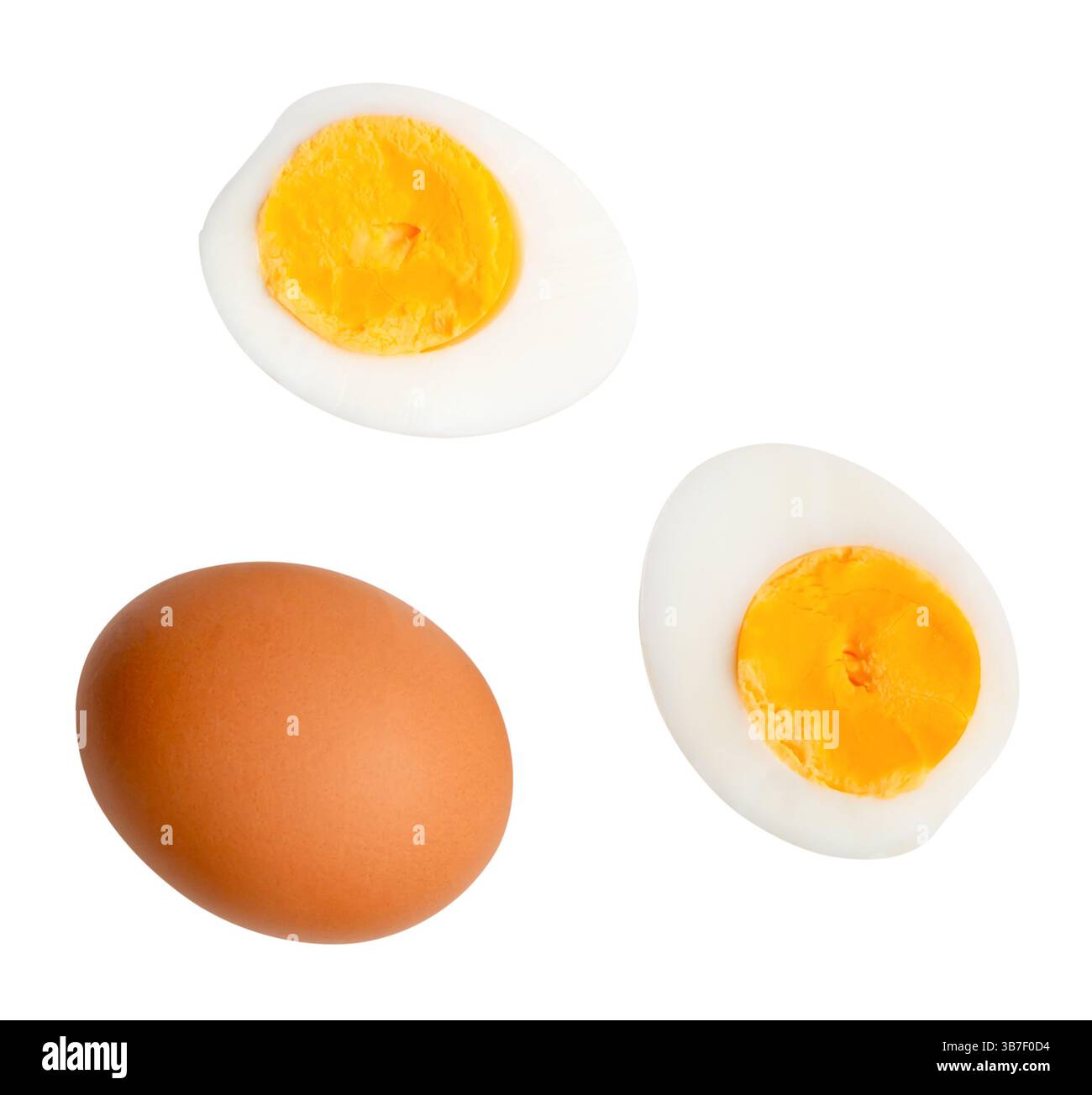 Vue de dessus ensemble d'oeuf de poule cru et oeuf cuit ou cuit avec jaune d'oeuf en deux moitiés est isolé sur fond blanc avec chemin de découpage. Banque D'Images