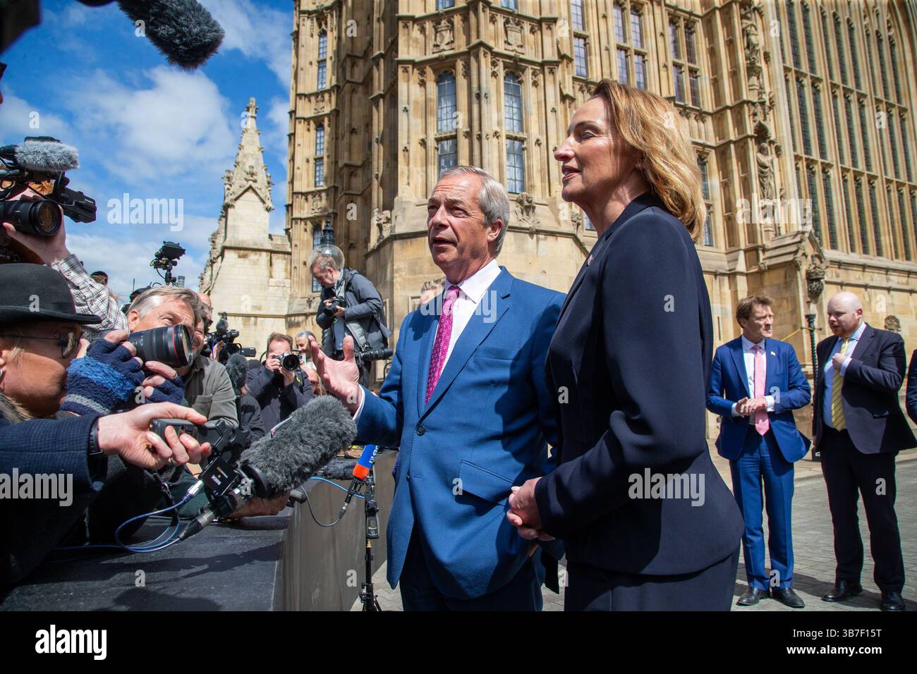 Londres, Angleterre, Royaume-Uni. 6 mai 2025. NIGEL FARAGE, leader réformiste britannique, et SARAH POCHIN, députée réformiste nouvellement élue pour Runcorn, s'adressent à la presse devant le parlement. (Crédit image : © Tayfun Salci/ZUMA Press Wire) USAGE ÉDITORIAL SEULEMENT ! Non destiné à UN USAGE commercial ! Banque D'Images