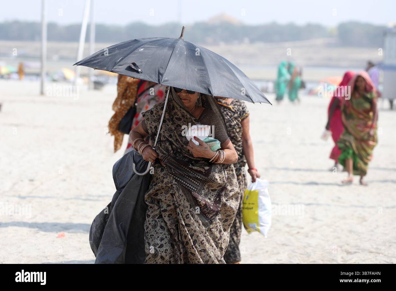 Les Indiens bravent les conditions des vagues de chaleur pendant une chaude journée d'été à la banque de Sangam à Prayrgaj , Inde . Banque D'Images
