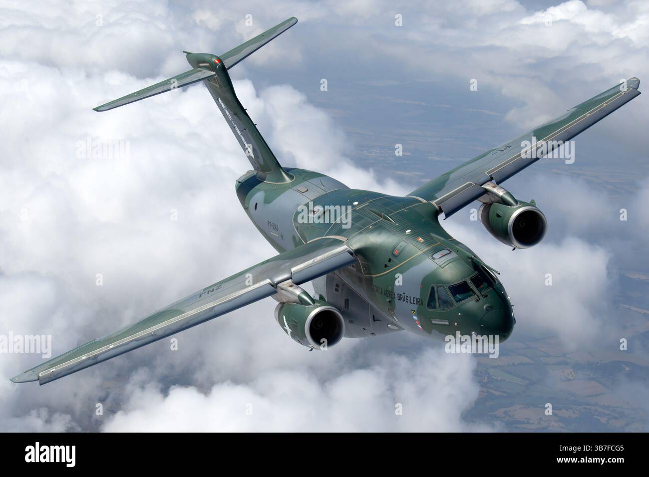 L'Embraer KC-390 (EMB-390), immatriculé PT-ZNJ, est un atout clé de l'armée de l'air brésilienne, conçu pour divers rôles, y compris le transport de fret, les mouvements de personnel et le ravitaillement en vol. Cet avion moderne et polyvalent améliore la mobilité aérienne et les capacités logistiques du Brésil. Banque D'Images
