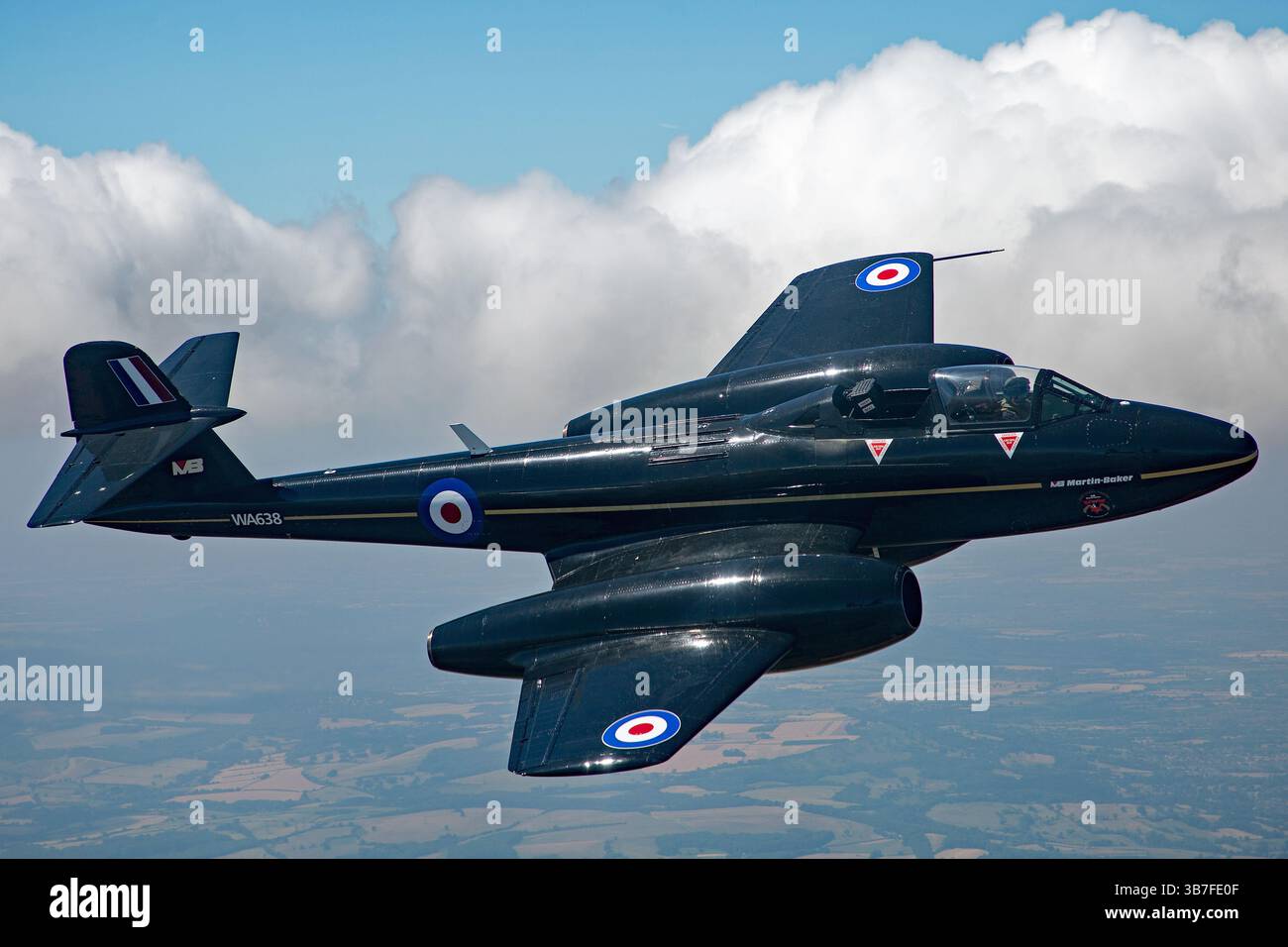 Le Gloster Meteor T7, immatriculé WA638, est un avion à réaction de construction britannique. Il a été l'un des premiers chasseurs à réaction opérationnels utilisés par le Royaume-Uni pendant la période post-seconde Guerre mondiale, servant à la fois dans des rôles de chasseur et d'entraîneur. Banque D'Images