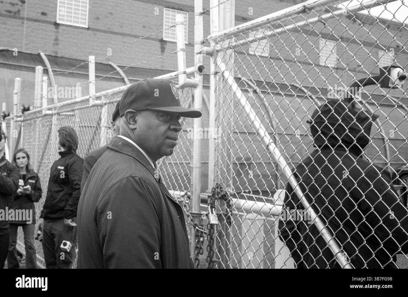 Newark, New Jersey, États-Unis. 6 mai 2025. Le maire de Newark, Ras J. Baraka, d-NJ, se tient devant le centre de détention de Delaney Hall à Newark, New Jersey. Le gouvernement fédéral, en particulier L'ICE, a non seulement rouvert le centre de détention pour mineurs au mépris des lois de la ville et de l'État concernant le certificat d'occupation (CO), les inspections et les permis, mais a également interdit aux fonctionnaires de la ville, y compris le maire Baraka, d'entrer dans le centre. Crédit : ZUMA Press, Inc/Alamy Live News Banque D'Images