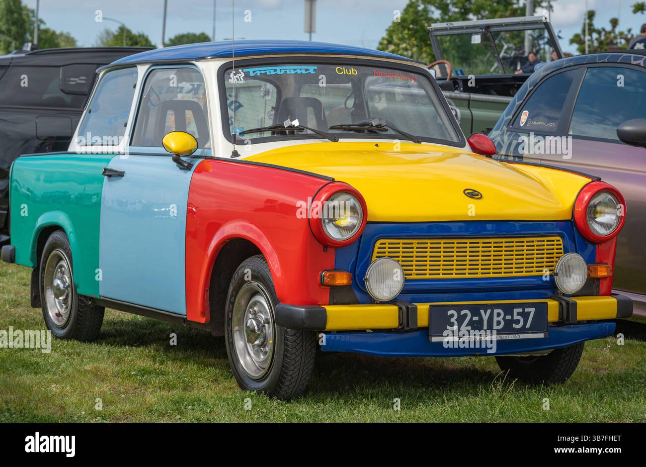 Tiel, pays-Bas, 04.05.2025, classique allemand Trabant P 601 de 1976 aux couleurs Arlequin chez Betuwse Fruitrit Banque D'Images