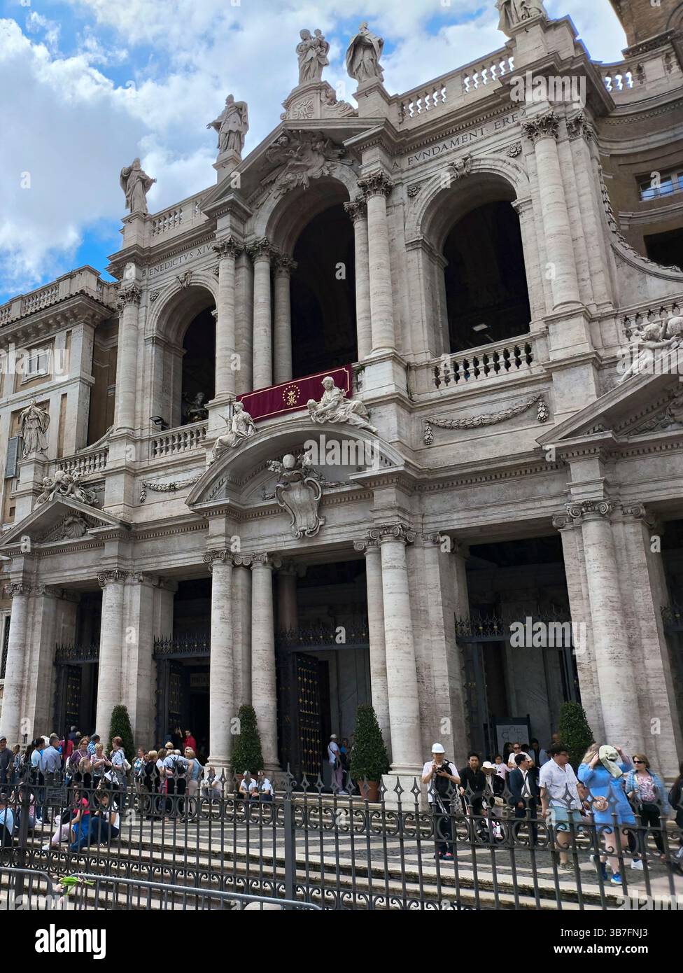 Les gens font la queue pour visiter la basilique Santa Maria Maggiore ...