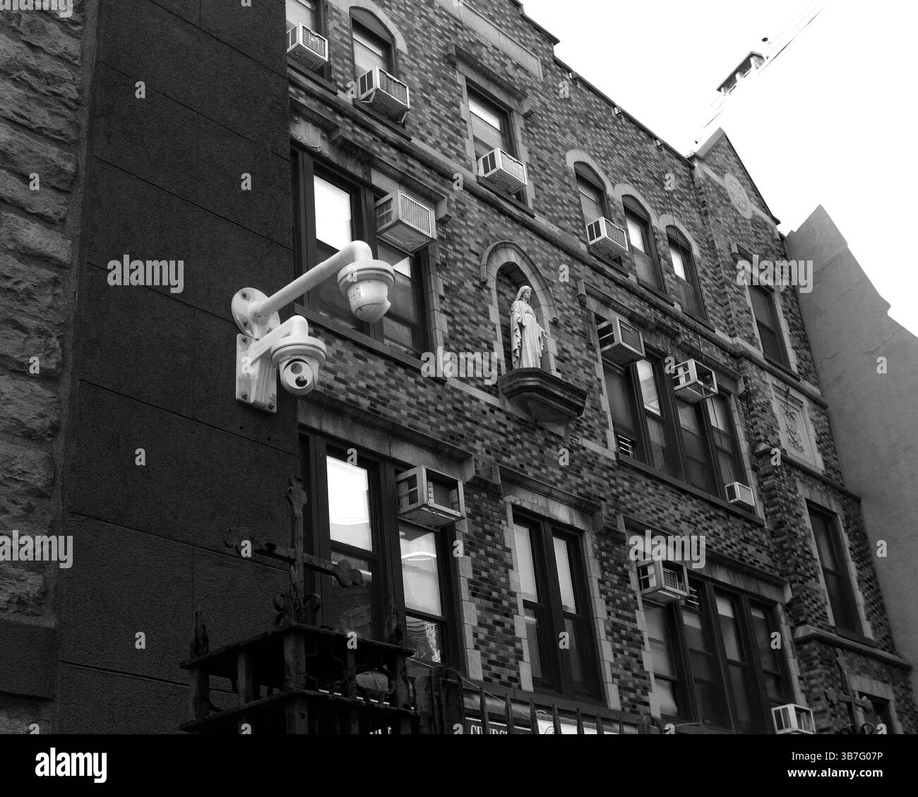 14 mars 2024, New York, New York, États-Unis : caméra de sécurité devant une église dans Chinatown. (Crédit image : © John Marshall Mantel/ZUMA Press Wire) Banque D'Images