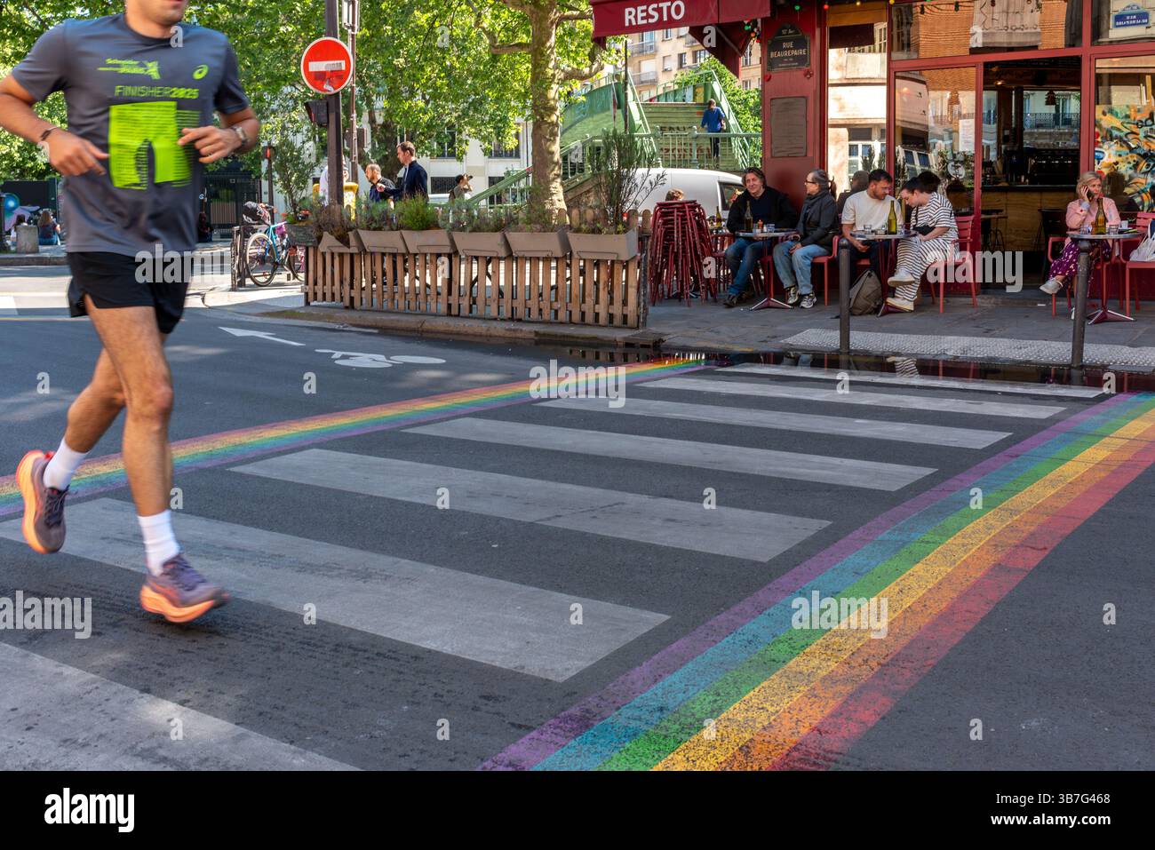 Passage piétonnier arc-en-ciel dans le 10ème arrondissement de Paris. Quelqu'un qui fait du jogging à Paris Banque D'Images