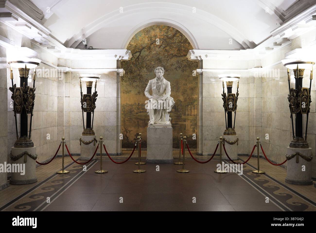 Saint-Pétersbourg, Russie - 17 janvier 2025 : Monument à Alexandre Pouchkine à la station de métro 'Pushkinskaya' à Pétersbourg (1955). Le travail de t Banque D'Images